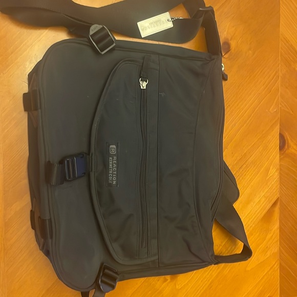 NWOT Kenneth Cole Reaction Black Messenger Bag - Picture 1 of 5